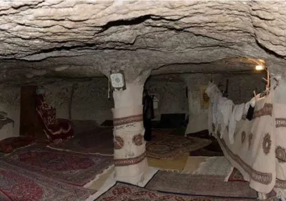 اقامتگاه بوم گردی میمند شهر بابک، اقامتگاهی صخره ای