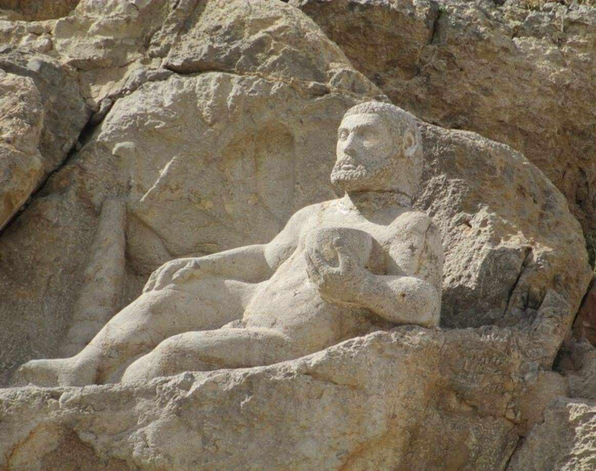 مجسمه هرکول یکی از آثار تاریخی استان کرمانشاه است.مجسمه هرکول متعلق به دوران سلوکیان است.