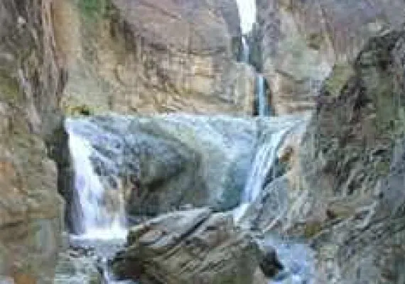 پالیزوک، آبشاری در دره ی سنگ نگاره های کهن